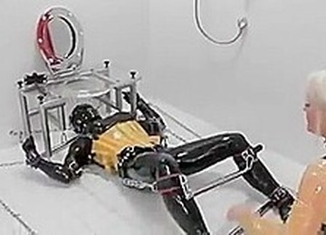 Domina Benutzt Rubber-TV-Hure 1