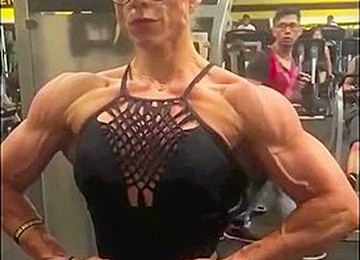 Fit Muscle Women Ball-busting