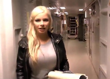 Selina Fick Auf Einer Blonde Marinen Schifffahrt