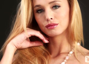 Sizzling Blondie In Stockings And High Heels Gets Hot