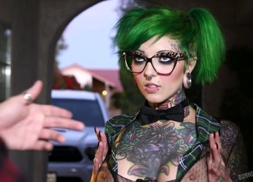 Extraordinary Whore With Green Hair Sydnee Vicious Gives Her Head And Gets Her Twat Rammed