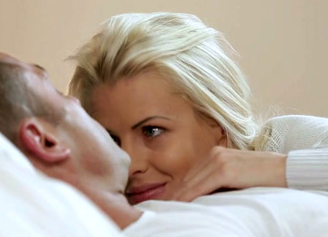 Thirsting Guy Eats Sweet Kitty Of Hot Blooded Blond Bitch