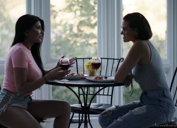 Прелепа брунета јебана, Јебање са страпоном