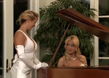 Two Exotic Babes Enjoy Kissing Each Other And Rubbing Their Pussies Nicely