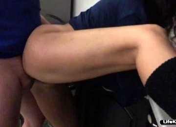 Жена изменяет с сантехником пока муж в командировке.Секс на кухне