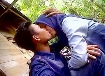 Indonesian- Cewek Jilbab Tudung Ciuman Dan Pamer Susu