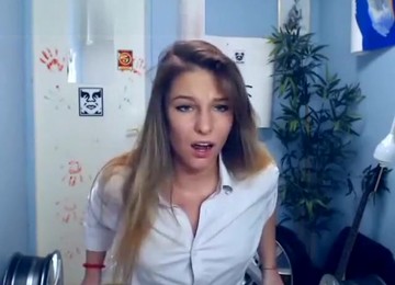 Her Vibrator Reacts To People Tipping Her