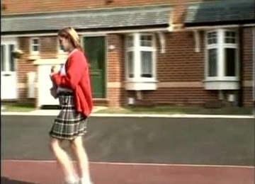 Adolescent Britannique D'âge Légal Et Le Jardinier