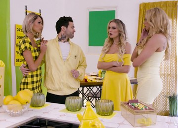 Kinky Blonde Slut Briana Banks Goes Lesbian To Enjoy Licking Two Cunts At Once