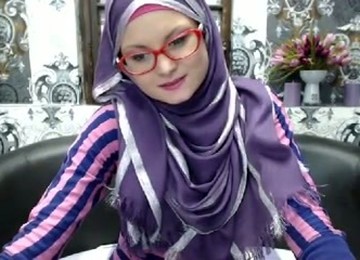 Sometimes Good Girls Can Be Nasty Too And This Hot Teen In Hijab Loves Camming