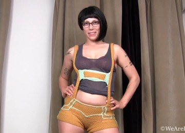 Saffron Masturbates Eagerly After Undressing