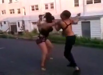 Real Female Fight With A Couple Of Crazy Chicks