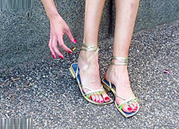 Huge Hania's Feet Making Big Size 11 Shoes Look So Small