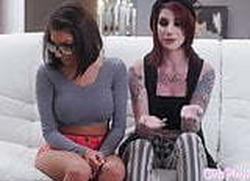 Nerdy Lesbo Beauty Seduced By Goth Babe
