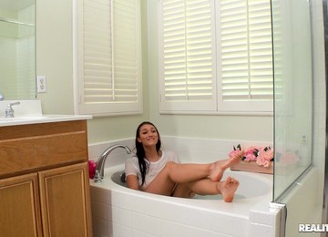 Handsome Model Gets Her Pussy And Mouth Fucked In The Shower