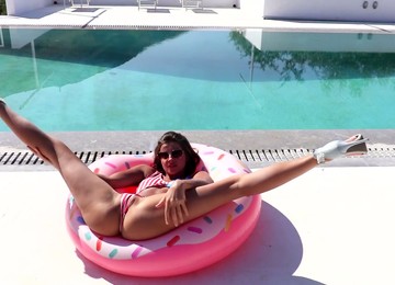 Tempting Tanned Babe With Jewel Plug In Her Anus Maria Masturbates Pussy By The Pool Side