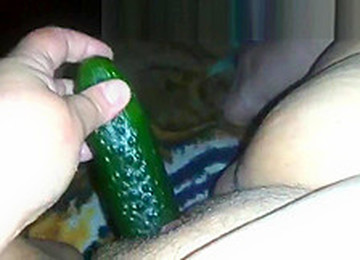 Девушка с огурчиком.