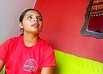 Vendedora Gatinha Olhando Meu Volume Gostou De Ver Bulge