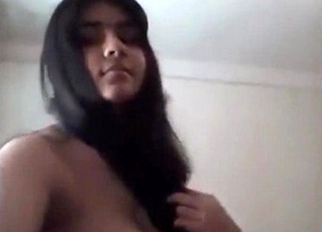 Five Pakistani Beauty Showing Herself
