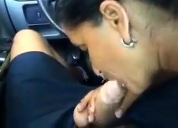 Проститутка-цыганка делает минет с камшотом в машине