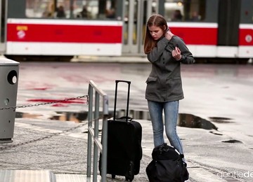 Dude Helps Her With Her Luggage And Then Sarah Kay Lets Him Fuck Her