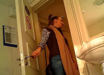 HD Porn Scenes With Solo Girls Pissing In Wc