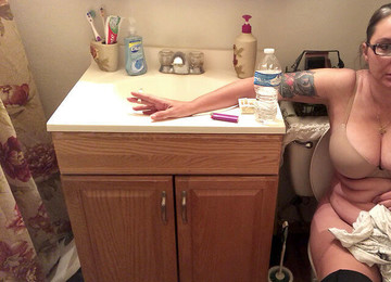 Fingás Toalett, Restroom Farting, Farts