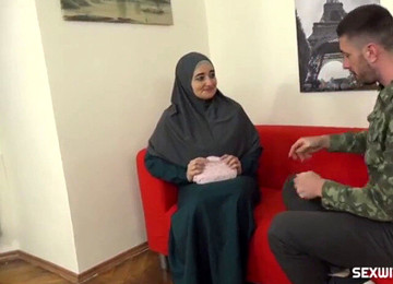 Hot Morrocan Woman Gives Blowjob To Long Cock