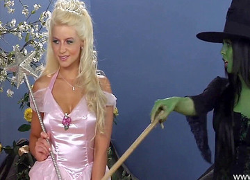 Midgets, Zauberer, Liliputanerin