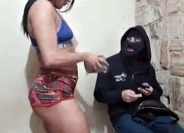 Bianca Naldy Engana Entregador De Pizza Que Recebe O Pagamento Em Cucard