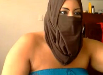 Pakistan Hussy Flashes Her Shaved Pussy For The Webcam