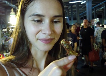 Vacation GF Leona Looking Hella Cute While Searching For Food