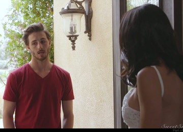 Killing Hot Beauty Silvia Saige Gets Her Pussy Fucked In The Kitchen