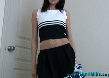 Lovely Cheerleader Sheri Mills Shows Her Sexy Lips For The Webcam