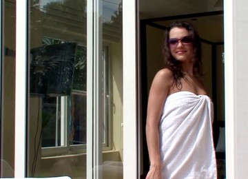 Girl Fresh Out Of The Shower Shaves Her Pussy Outdoors