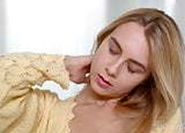 18 Virgin Sex - Bearded Lad Prepares Blonde Pussy With Cunni