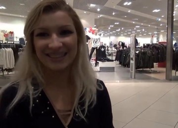 Teeny-Winnie18 - Quickie Blowjob Mit Girlfriend Beim CundA Laden