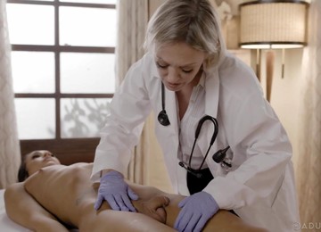 Doctor Gives A Shemale A Very Thorough Examination