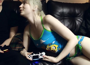 Blonde StepSister Loses Gaming Bet - Amateur Hardcore With Cumshot