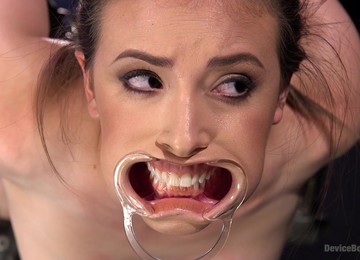 Casey Calvert Is Ready To Reach An Orgasm Using The Sex Machine