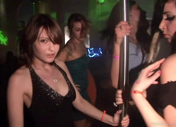 A Fun Loving Amateur Girl Pulls Down Her Top And Flashes In The Club