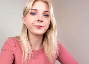 Yammy Teen Girl Shows Her Bald Pussy On Webcam