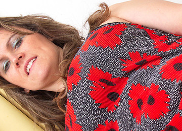 Big Breasted Housewife Gets Her Pussy Wet - MatureNL