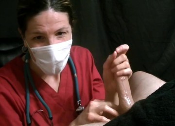 ANGRY SURGICAL MASKED LADY NURSE GIVES HANDJOB