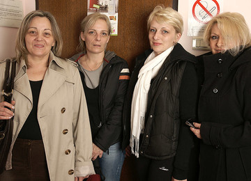 Naked Mature Women Came To Relax - MatureNL