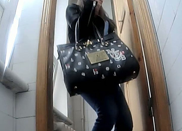 White Lady With Big Booty Pisses And Shows Her Ass Closeup On Hidden Cam