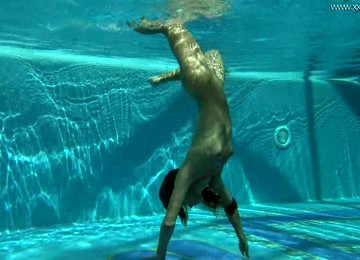 Sexy Underwater Solo Show Of Long Haired Amateur Babe Is Worth Watching