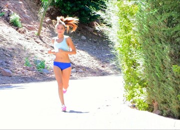 Smoking Ht Sporty Girl Will Be Jogging Naked