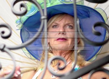 Mature Loses Self Control - Amateurs