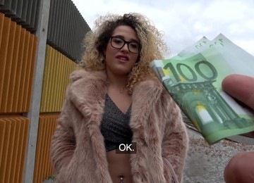 Kinky Babe Alma Del Rey Gives Up Her Pussy For Some Cash